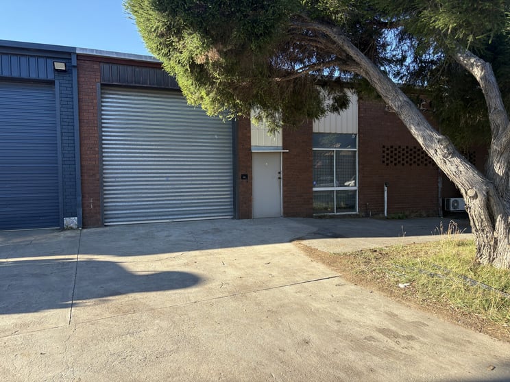 Click to view all images 1 Hinkler Road Mordialloc VIC 3195 - Image 2