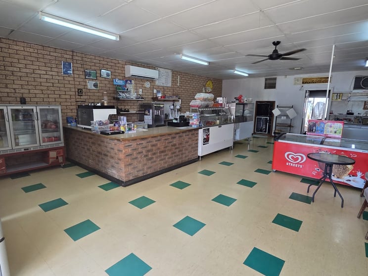 Click to view all images 19B Warren St Nyngan NSW 2825 - Image 2