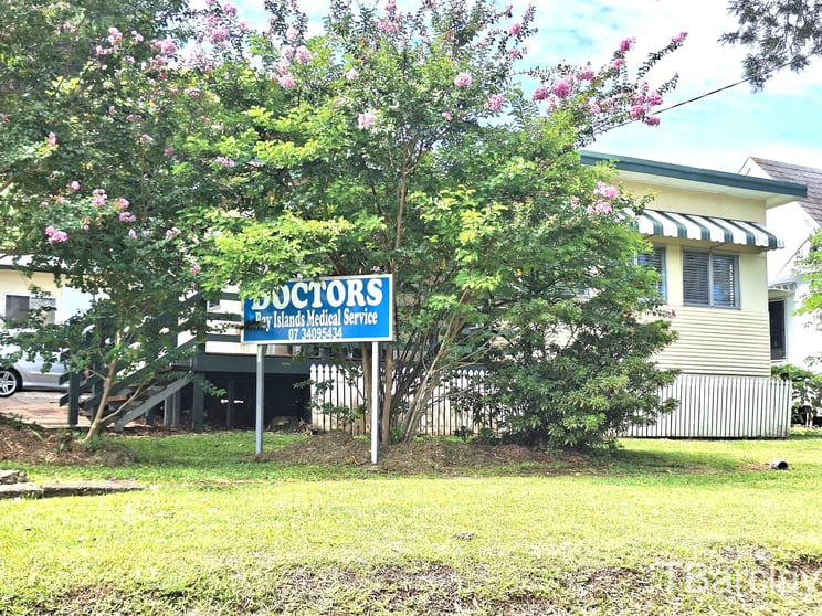 Click to view all images 27 Russell Terrace Macleay Island QLD 4184 - Image 1