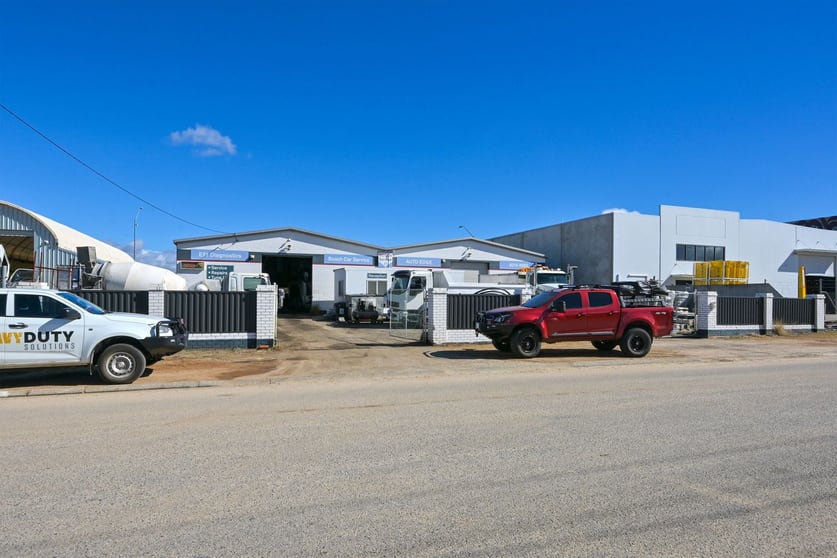 Click to view all images 31 Stanhope Gardens Midvale WA 6056 - Image 2