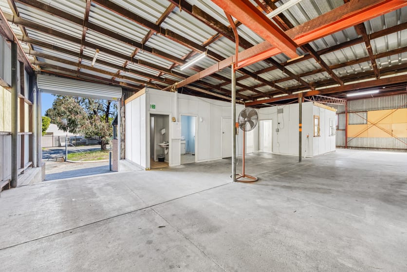 Click to view all images 33 Robinson Avenue Belmont WA 6104 - Image 4