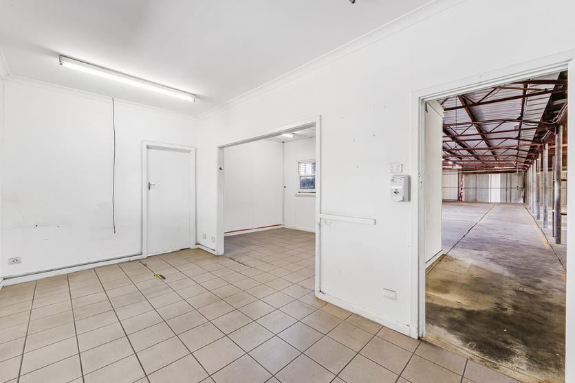 Click to view all images 33 Robinson Avenue Belmont WA 6104 - Image 5