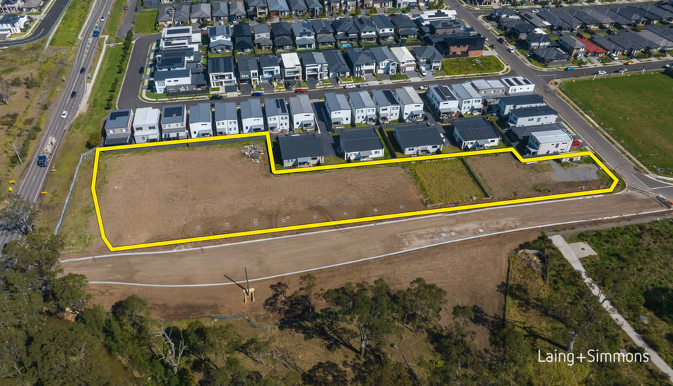 Click to view all images 19 Edmund Street Grantham Farm NSW 2765 - Image 2
