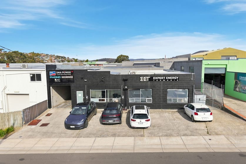 Click to view all images Unit 1/99 Lampton Avenue Derwent Park TAS 7009 - Image 1