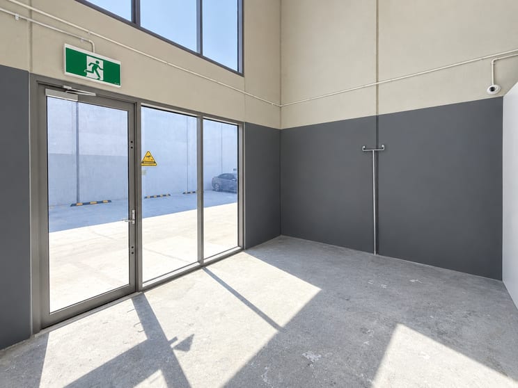 Click to view all images 2 & 3/16 Hampden Road Cranbourne West VIC 3977 - Image 5