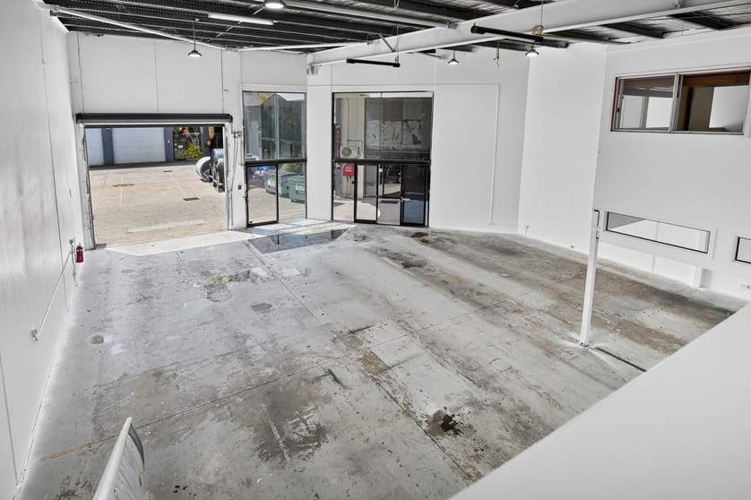 Click to view all images 2/20 Hutchinson Street Burleigh Heads QLD 4220 - Image 3