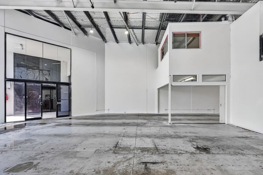 Click to view all images 2/20 Hutchinson Street Burleigh Heads QLD 4220 - Image 4