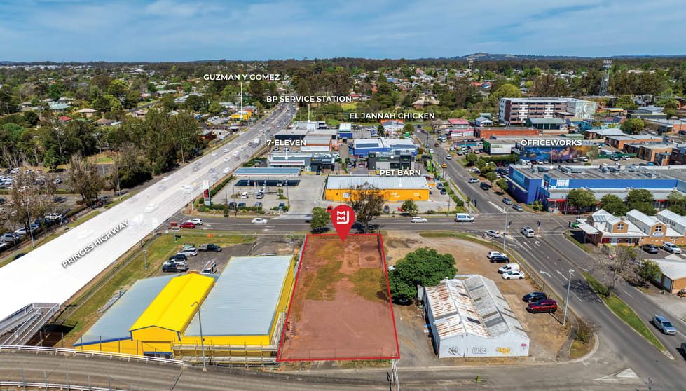 Click to view all images 6 Jane Street Nowra NSW 2541 - Image 3