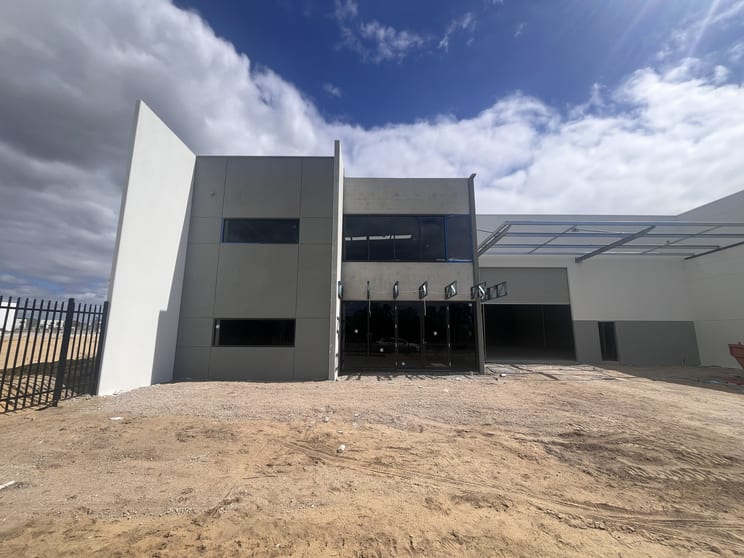 Click to view all images 2/29 Polglaze Drive Southern River WA 6110 - Image 2