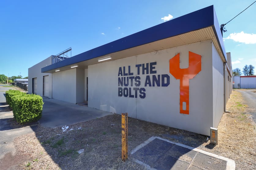 Click to view all images 1-9 Young Road Cowra NSW 2794 - Image 2