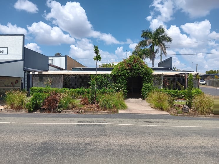 Click to view all images 28 Lister St Monto QLD 4630 - Image 2