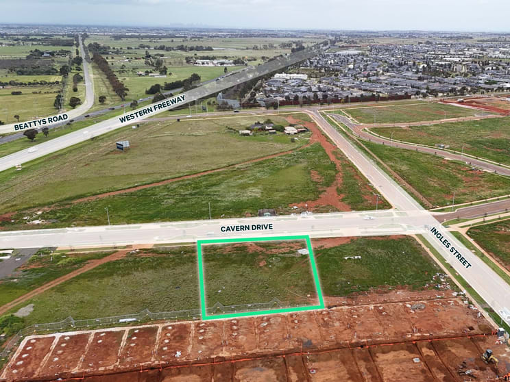 Click to view all images 10 Cavern Drive Cobblebank VIC 3338 - Image 2