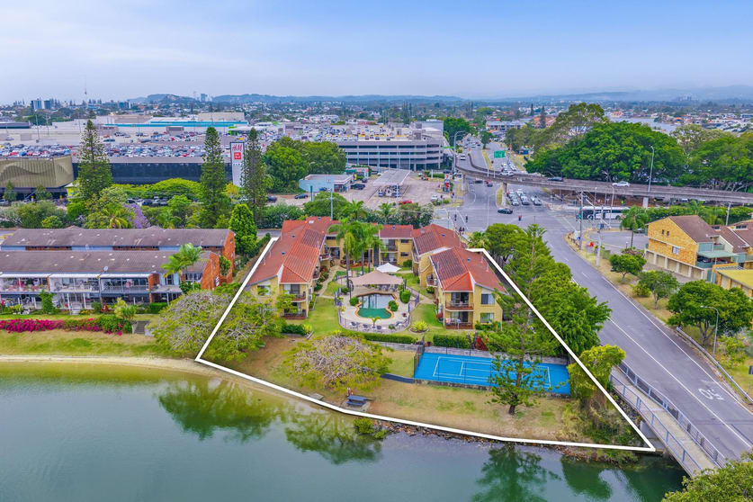 Click to view all images 31 Hooker Boulevard Broadbeach Waters QLD 4218 - Image 2