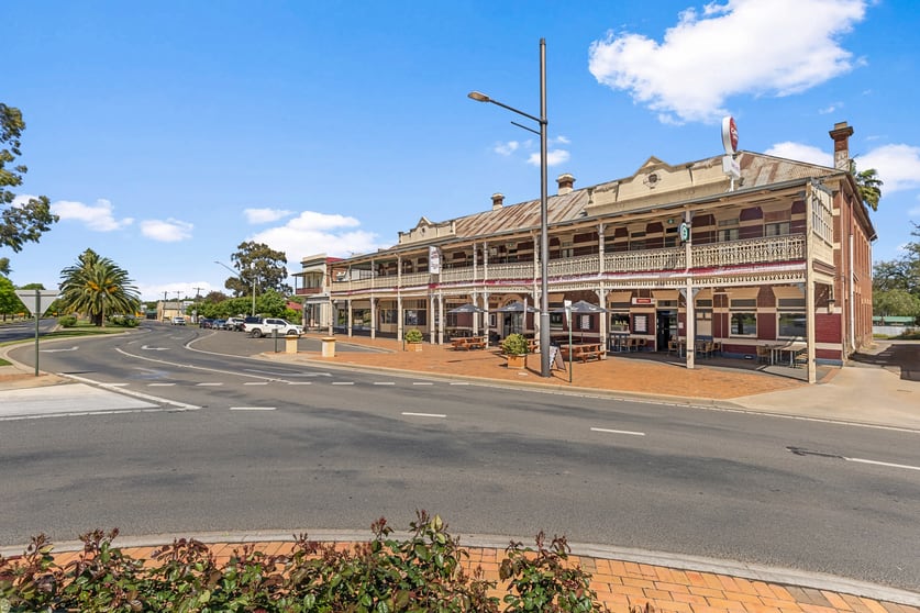 Click to view all images 21 Seignior Street Junee NSW 2663 - Image 2
