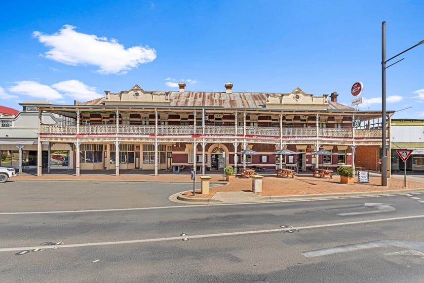 Click to view all images 21 Seignior Street Junee NSW 2663 - Image 1