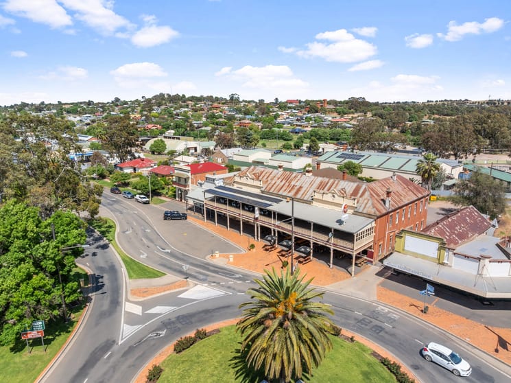 Click to view all images 21 Seignior Street Junee NSW 2663 - Image 3