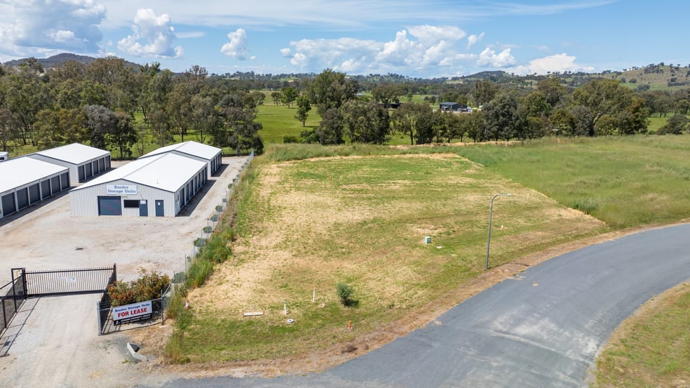 Click to view all images 29 & 31 Jarick Way Jindera NSW 2642 - Image 3