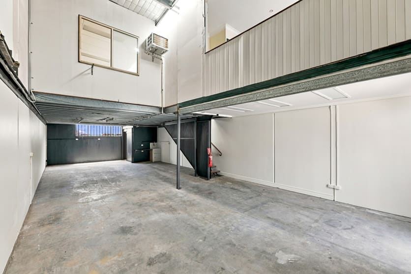 Click to view all images 4/23 Hutchinson Street Burleigh Heads QLD 4220 - Image 3