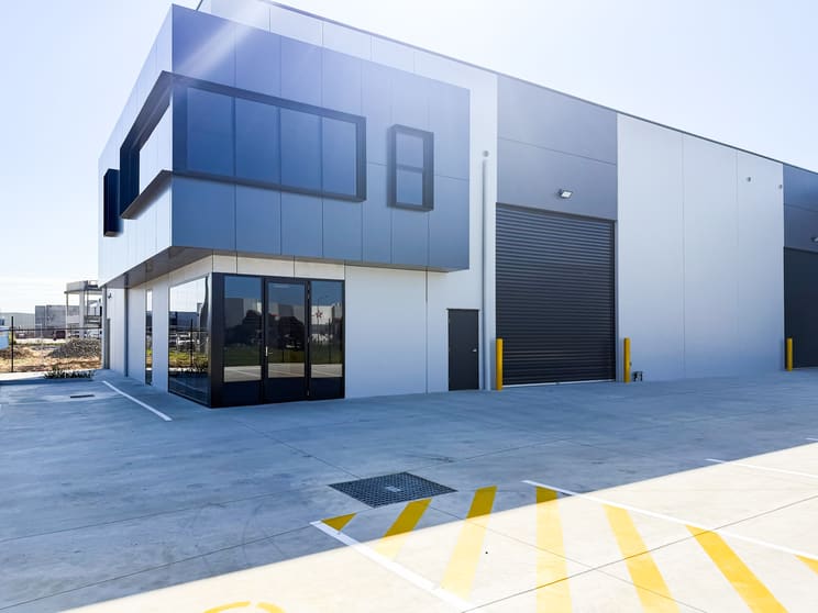 Click to view all images 1 & 2/4 Trade Place Pakenham VIC 3810 - Image 3