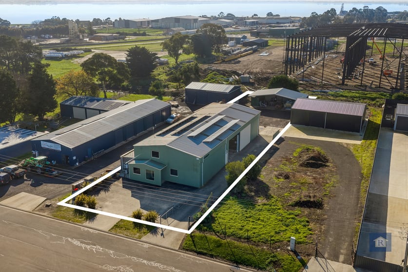 Click to view all images 25 Saunders Street Colac East VIC 3250 - Image 1
