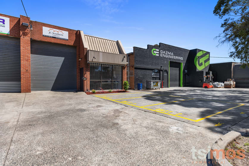 Click to view all images 2/9 Braeside Drive Braeside VIC 3195 - Image 2