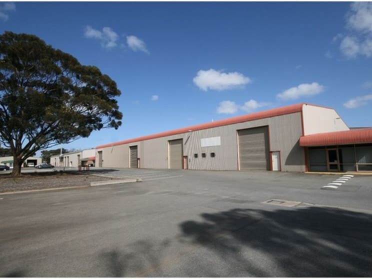 Click to view all images 28 Maxwell Road Para Hills West SA 5096 - Image 2