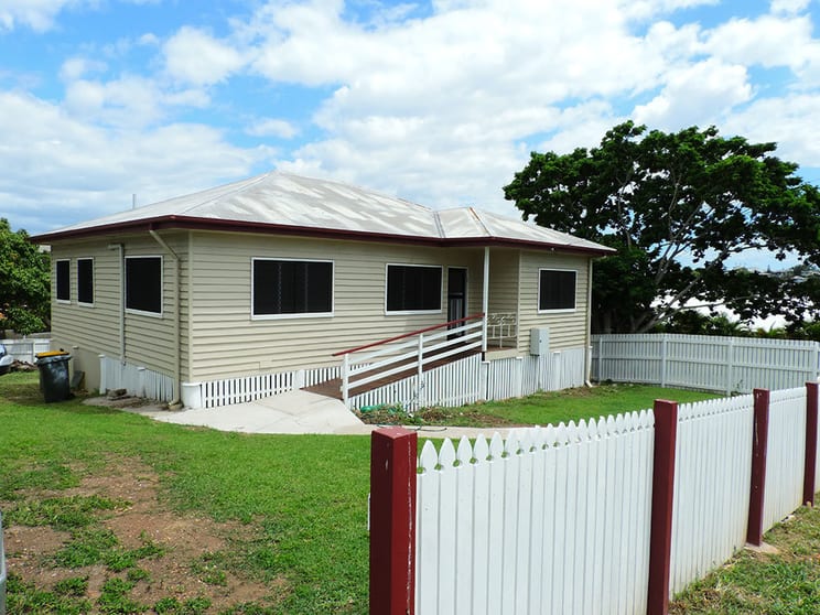 Click to view all images 27 William Street Gladstone Central QLD 4680 - Image 1