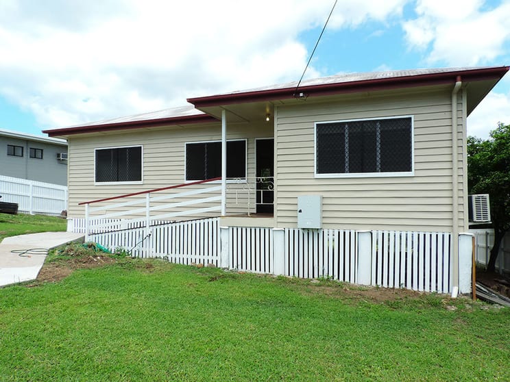 Click to view all images 27 William Street Gladstone Central QLD 4680 - Image 2