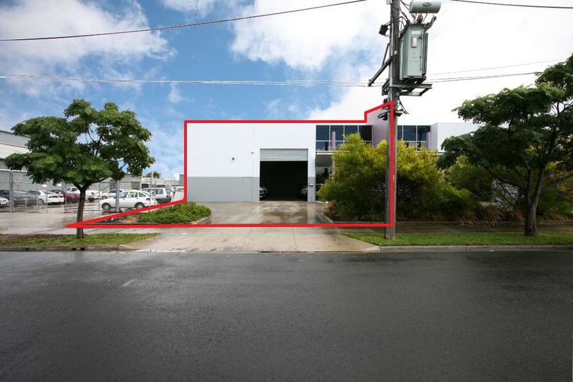 Click to view all images 15 Louis Street Airport West VIC 3042 - Image 2