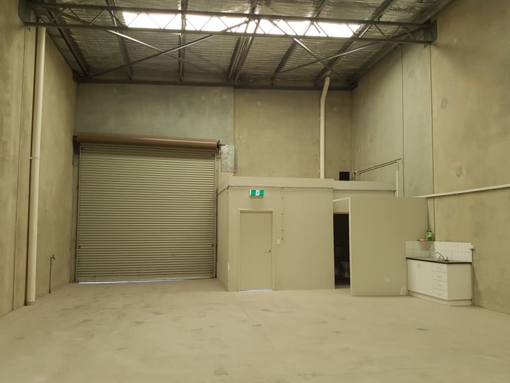 Click to view all images 2/71 Simper road Yangebup WA 6164 - Image 3