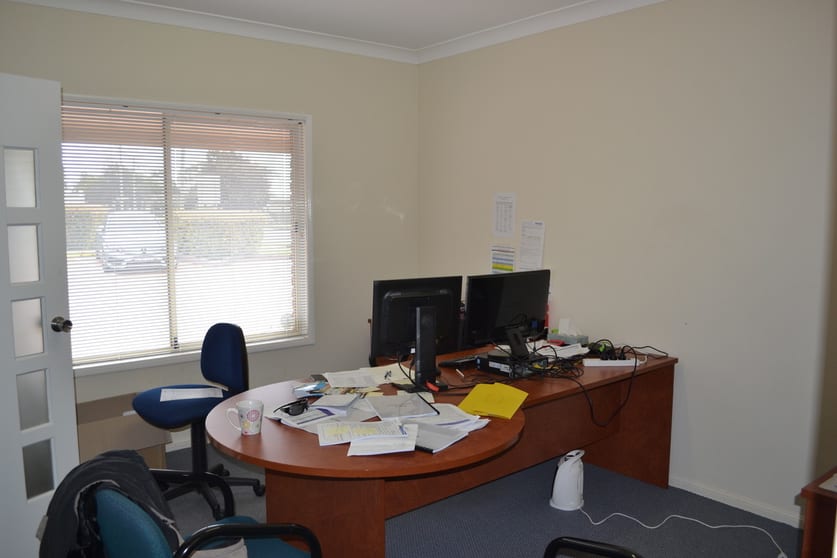 Click to view all images 2/2 Rob Street Newtown QLD 4350 - Image 3