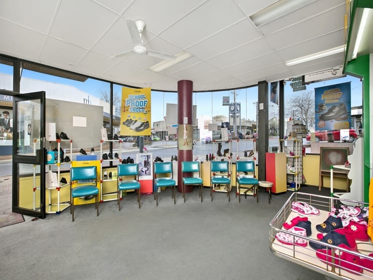 Click to view all images 1/154 Main Street Mornington VIC 3931 - Image 2