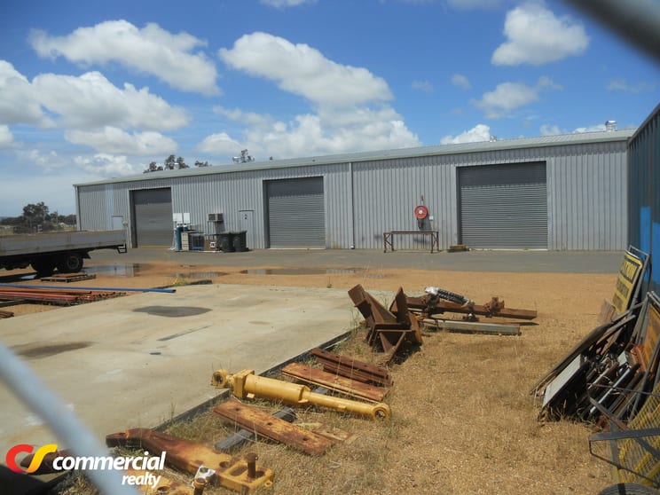 Click to view all images Front Unit/21 Sweny Drive Australind WA 6233 - Image 2