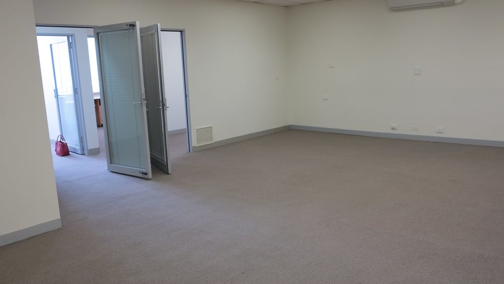 Click to view all images 4/6 Riddell Parade Elsternwick VIC 3185 - Image 2