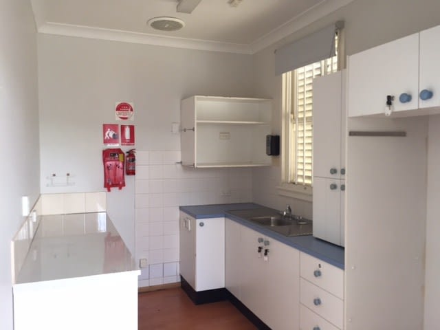 Click to view all images 11 Burr Ave Nowra NSW 2541 - Image 3