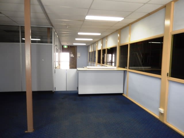 Click to view all images Unit 2 / /11 Anvil Way Welshpool WA 6106 - Image 2