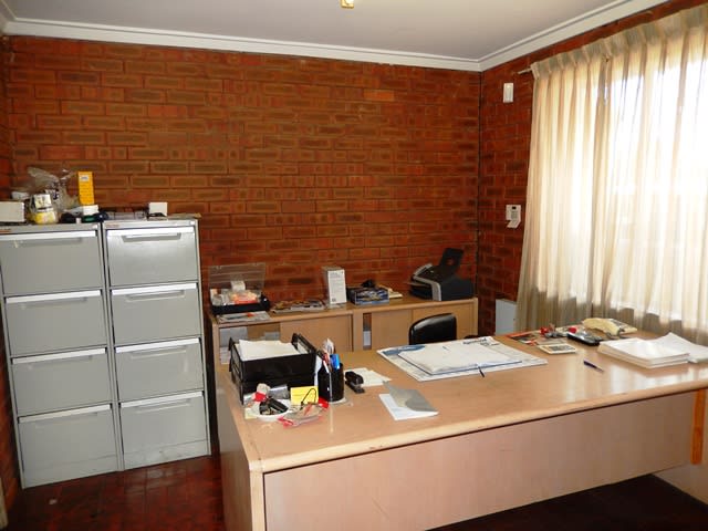 Click to view all images 225 Bank Street Welshpool WA 6106 - Image 2