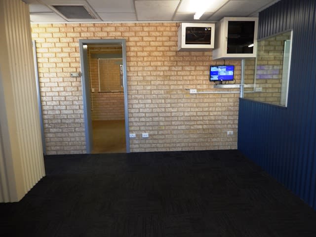 Click to view all images 4 Riversdale Road Welshpool WA 6106 - Image 2