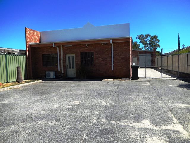 Click to view all images 118 Mallard Way Cannington WA 6107 - Image 2