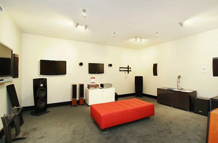 Click to view all images 4/14 Lionel Road Mount Waverley VIC 3149 - Image 3
