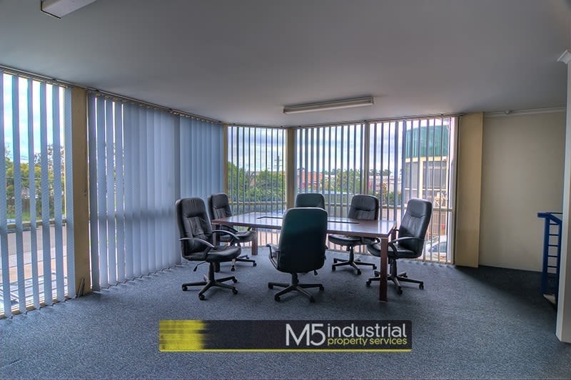 Click to view all images 4/4 Pat Devlin Close Chipping Norton NSW 2170 - Image 3