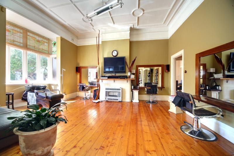 Click to view all images 31 Taylor Street Moonee Ponds VIC 3039 - Image 2