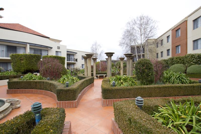 Click to view all images 15 Tench St Kingston ACT 2604 - Image 2