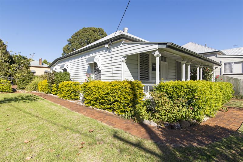 Click to view all images 92 Herries St Toowoomba City QLD 4350 - Image 2