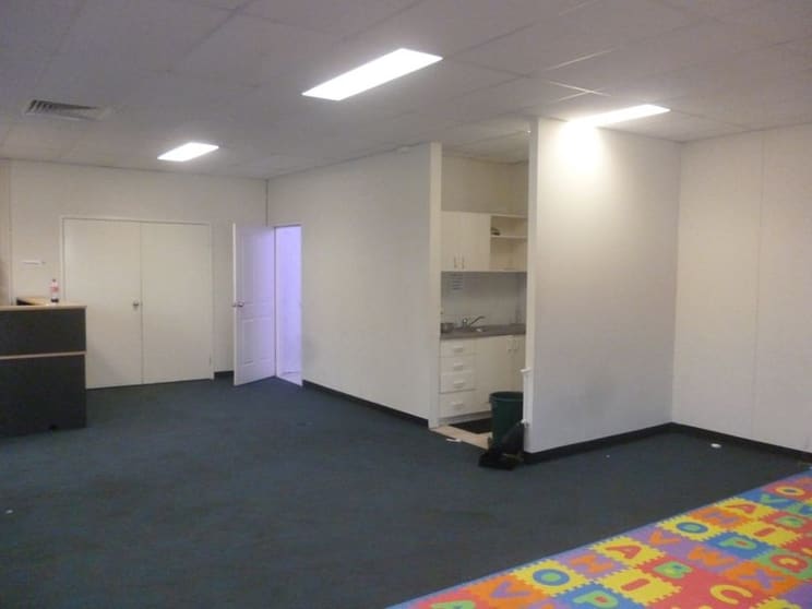 Click to view all images 2/8 Railway Terrace Dutton Park QLD 4102 - Image 3