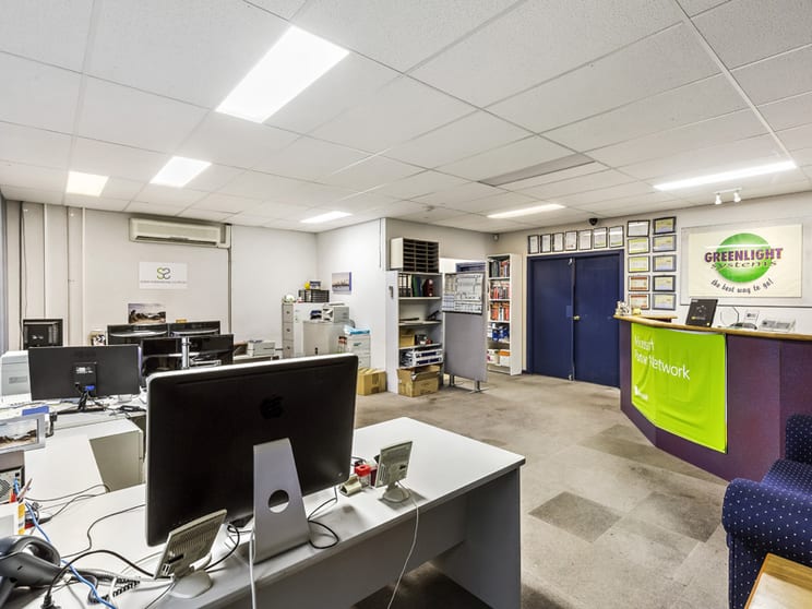 Click to view all images 8/15 Howleys Road Notting Hill VIC 3168 - Image 2