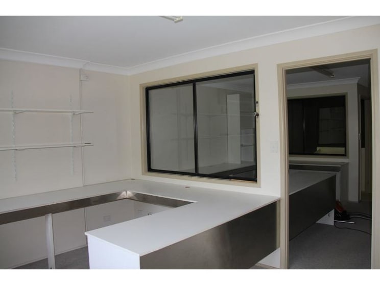 Click to view all images 2/6 Fortitude Crescent Burleigh Heads QLD 4220 - Image 2