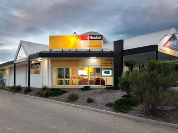 Click to view all images 51 Heatherton Road Endeavour Hills VIC 3802 - Image 3