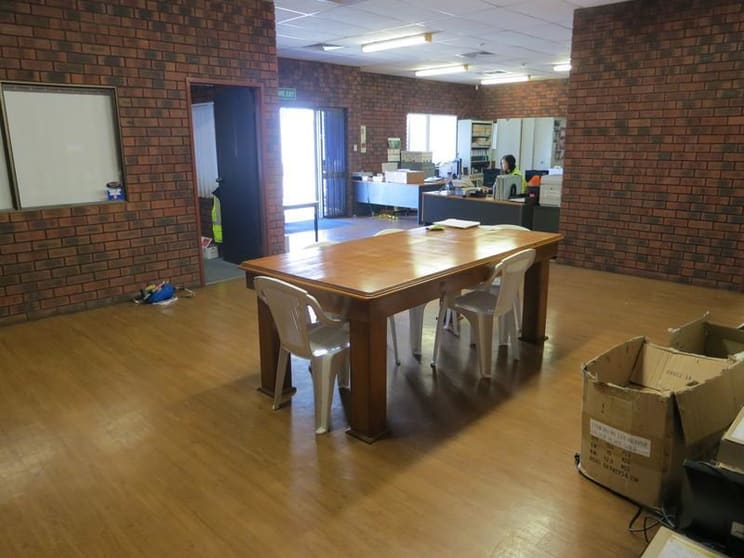 Click to view all images 25 Furnace Road Welshpool WA 6106 - Image 2