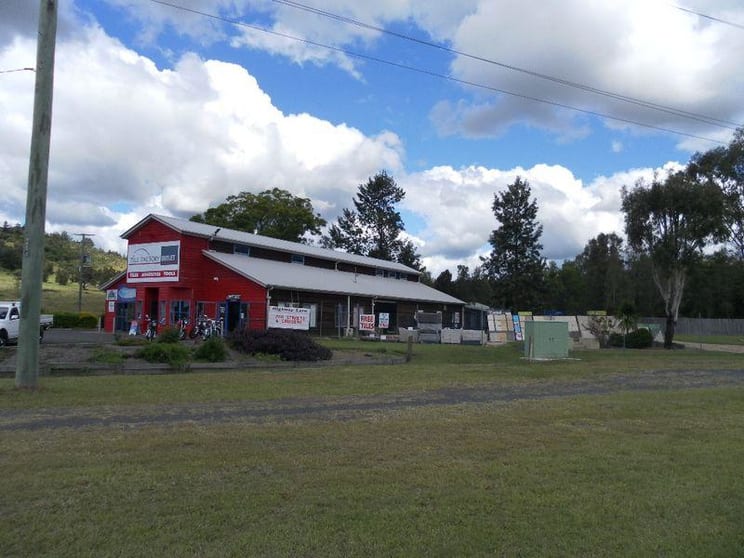 Click to view all images 4 O'Neils Road Withcott QLD 4352 - Image 2